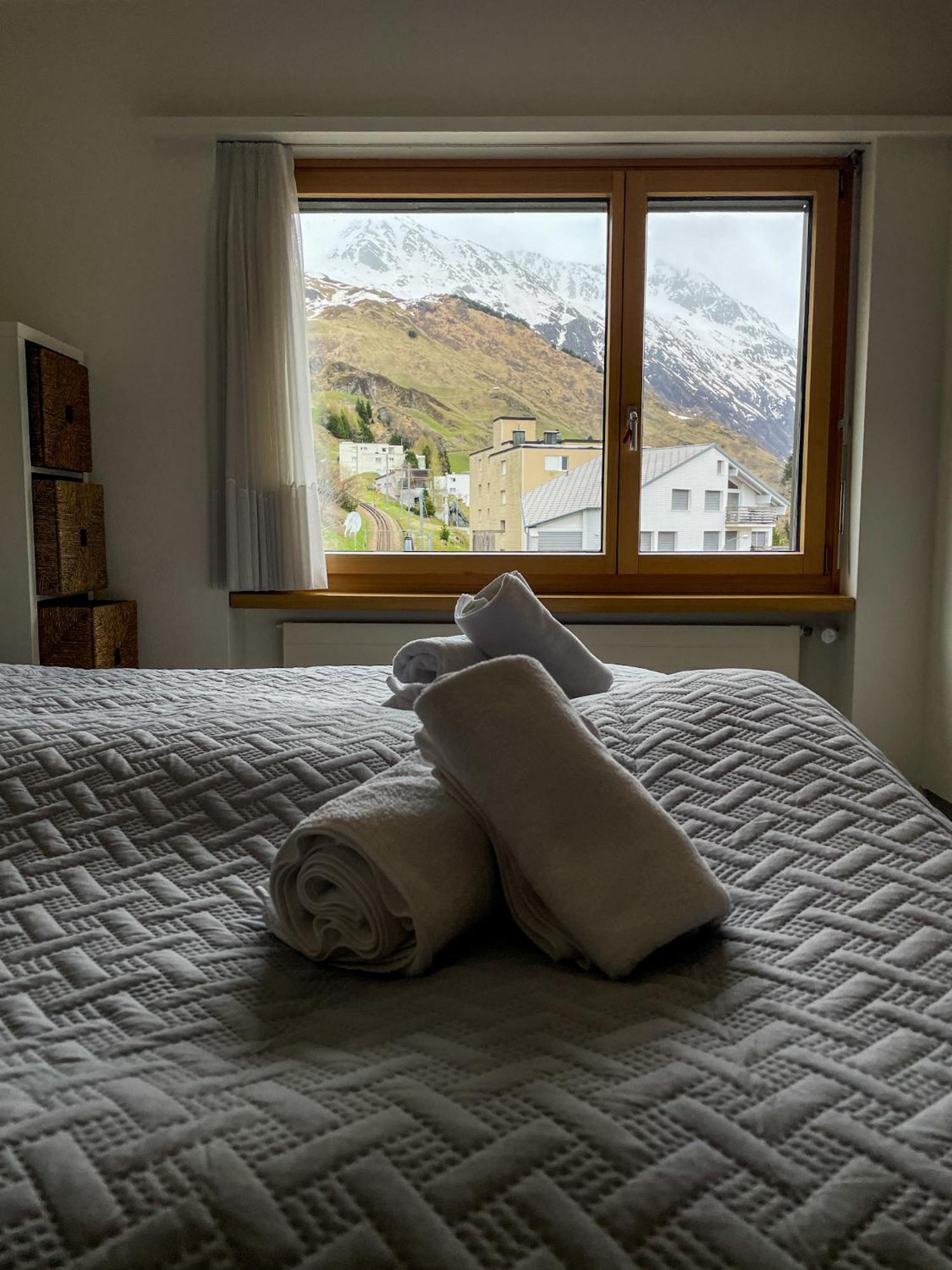 Top Modernes Apartment Im Herzen Von Andermatt Balkon & Bergblick Exteriör bild